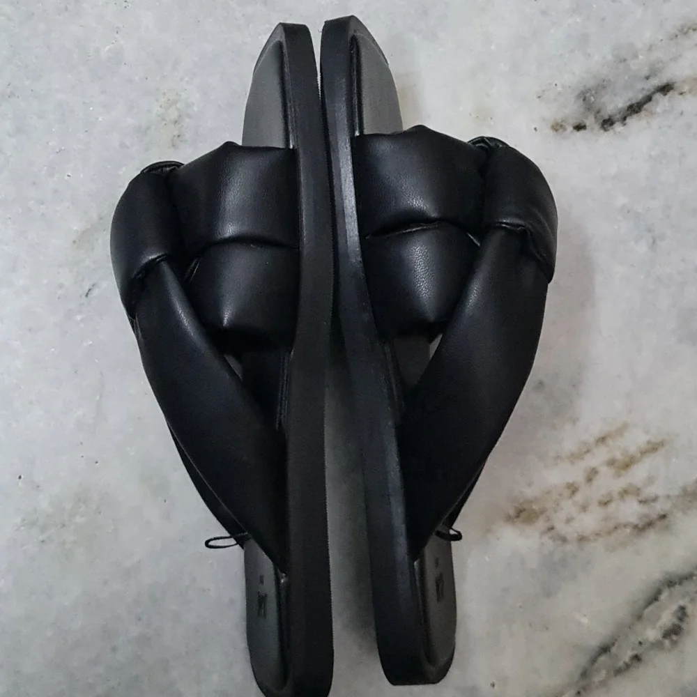 Imitation leather padded slides. - Picture 2 of 10